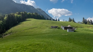 From Cespedosio mountain hut to the peaks