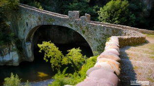 Über der Brücke in die Vergangenheit